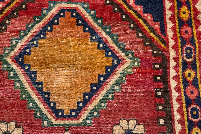A semi-antique Khersake-Bakthiari carpet, ca 268 x 128-145 cm.