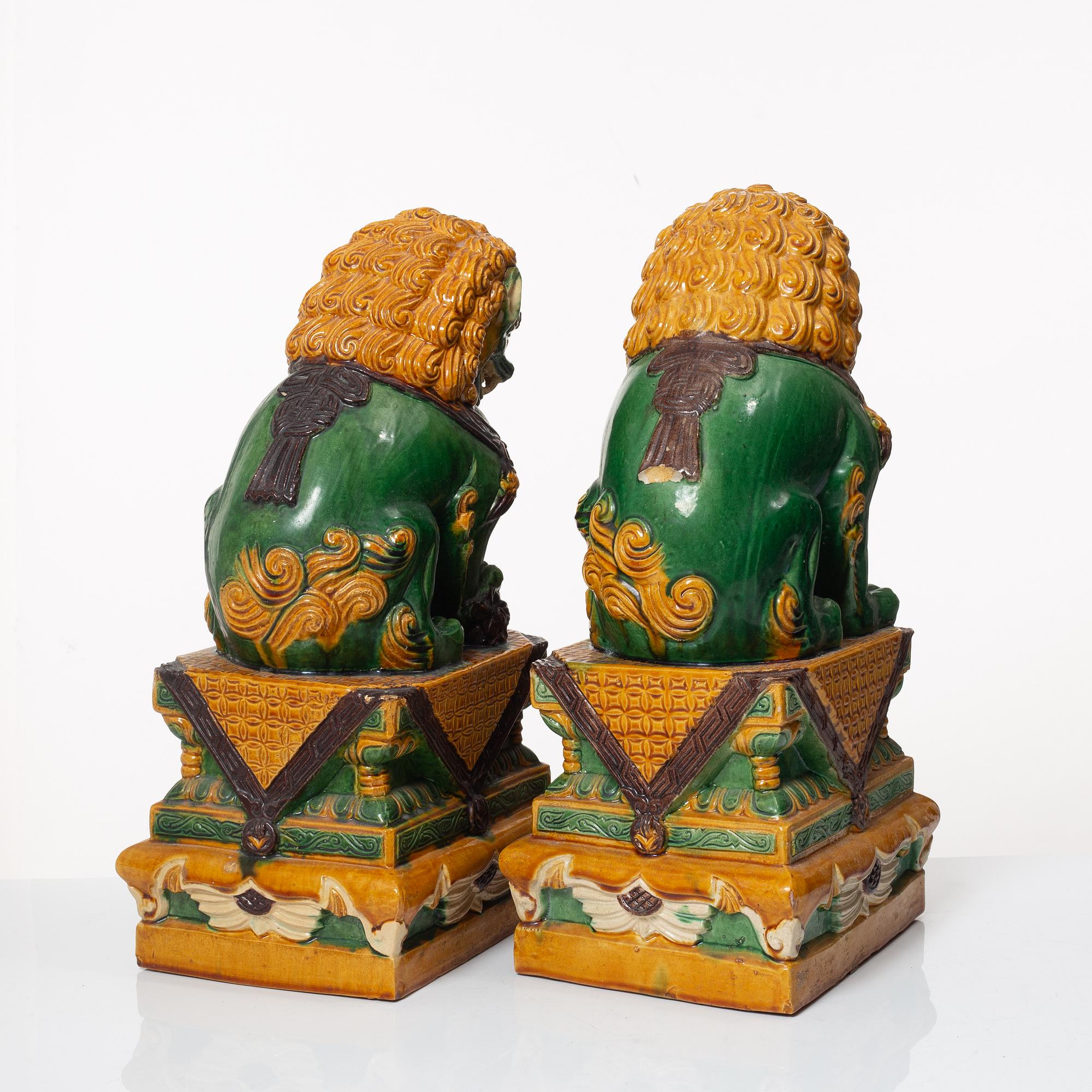 Fohundar, ett par, porslin, Kina, 1900-talets andra hälft.