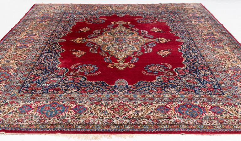 A semi-antique Kerman carpet, ca 431 x 312,5 cm.