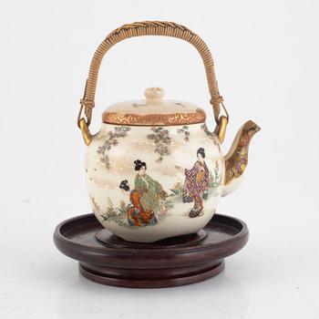 A Satsuma ware tea pot, Japan, Meiji (1868-1912), signed.