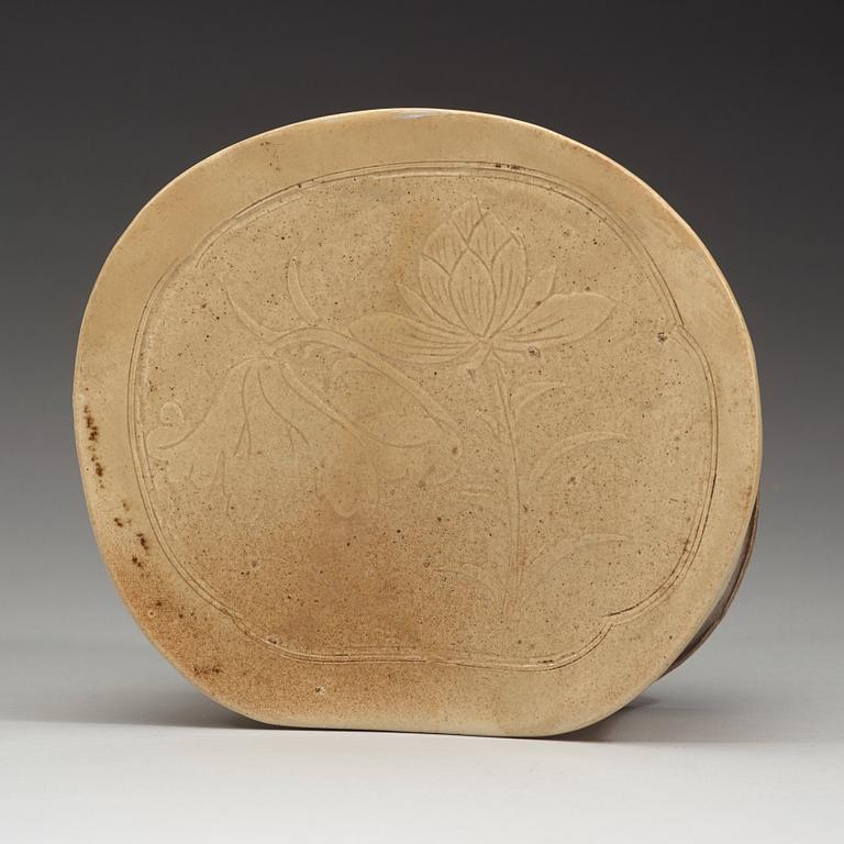 A Cizhou ware headrest, Yuan/Ming dynasty (1271-1644).