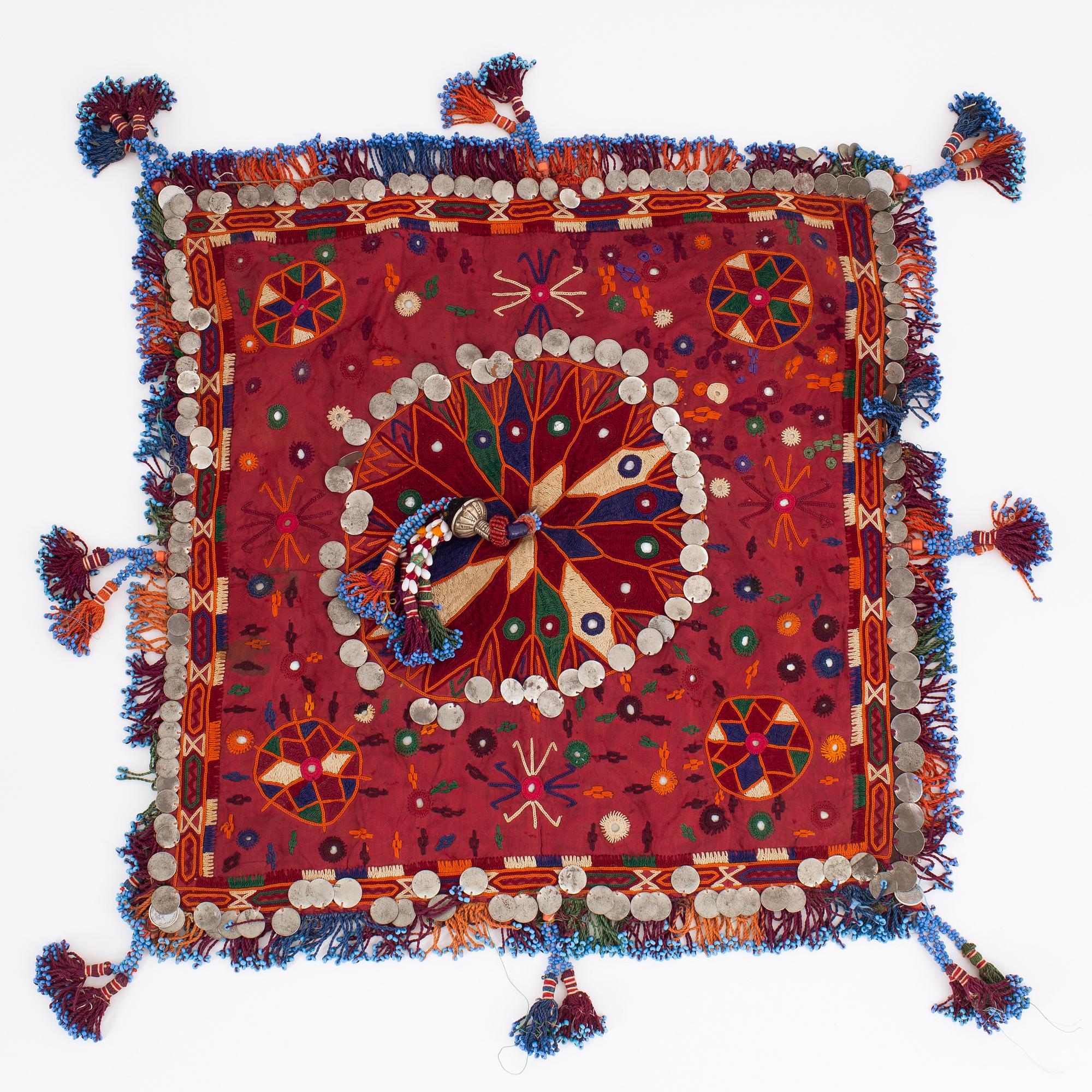 A head piece, silke, Uzbekistan, ca 45 x 44 cm.