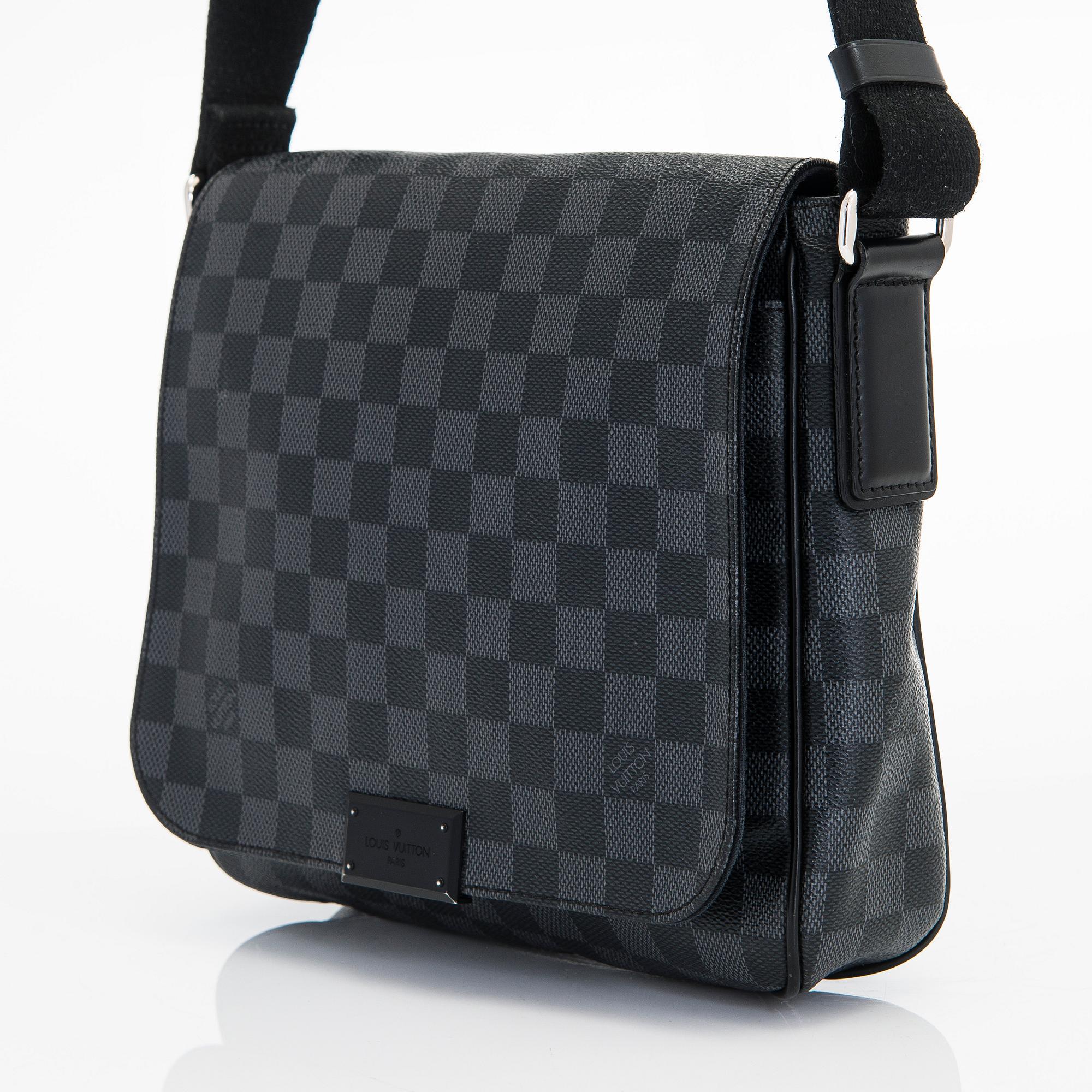 Louis Vuitton, väska, "District PM Messenger".