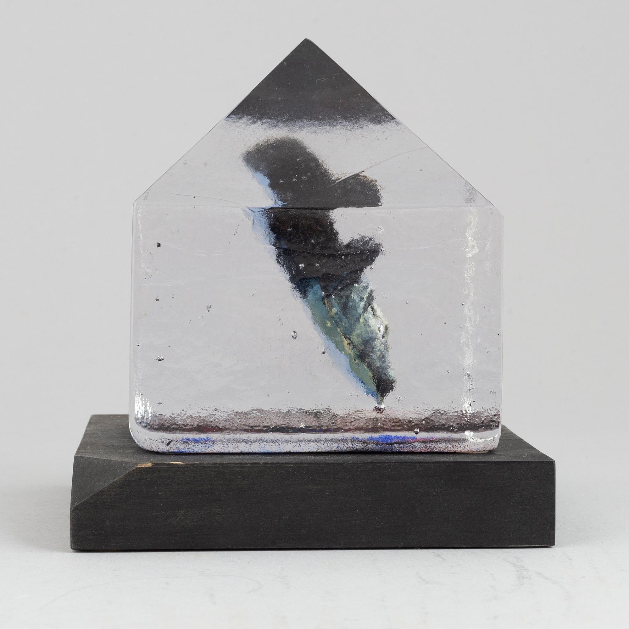 Bertil Vallien, a glass sculpture, numbered 8BV ATT 019005/1000, and signed  B. Vallien.