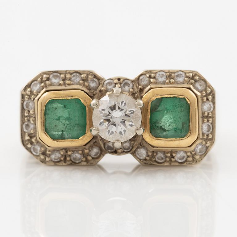 Ring, 18K vitguld med briljantslipad diamant ca 0.65 ct samt två smaragder.