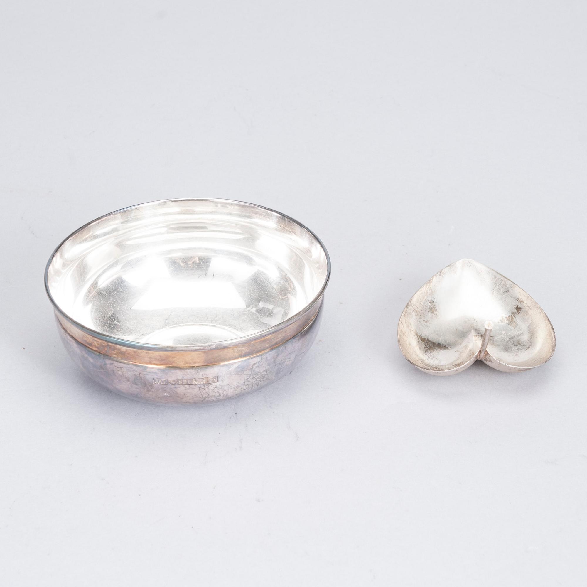 SKÅLAR, 2 st, silver, J.A. Tarkiainen, Helsingfors 1982 och Tapio Wirkkala, Kultakeskus 1985. Totalvikt ca 300 g.