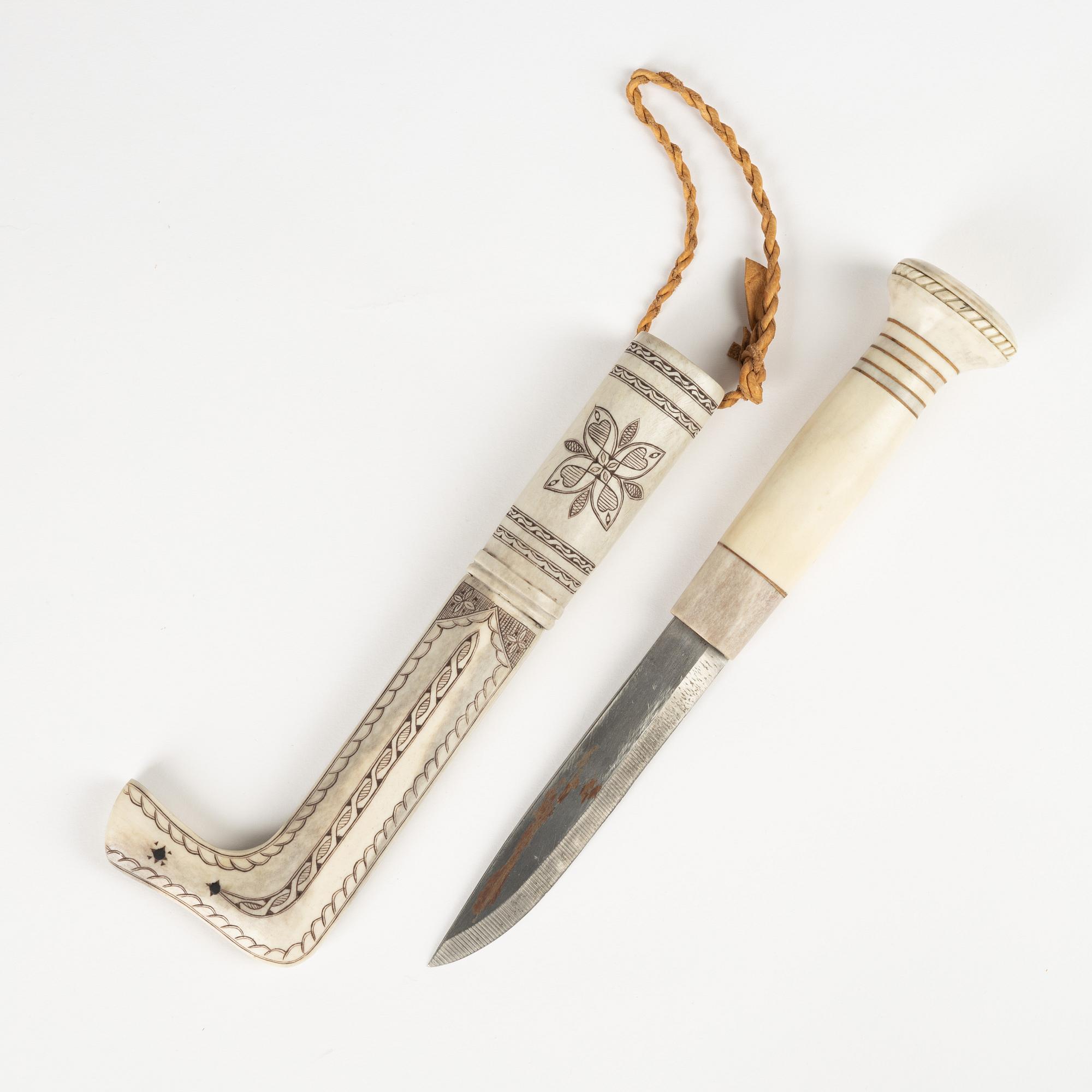 A reindeer horn knife by Sven-Erik Lampinen.