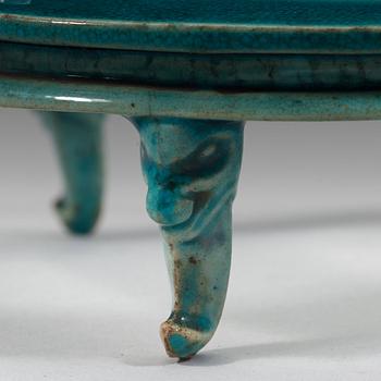 A turkoise glazed porcelain stand, Qing dynasty, Kangxi (1662-1722).