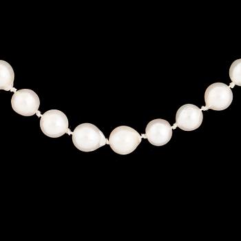 Cultured pearl necklace, replica viking clasp 18K gold.