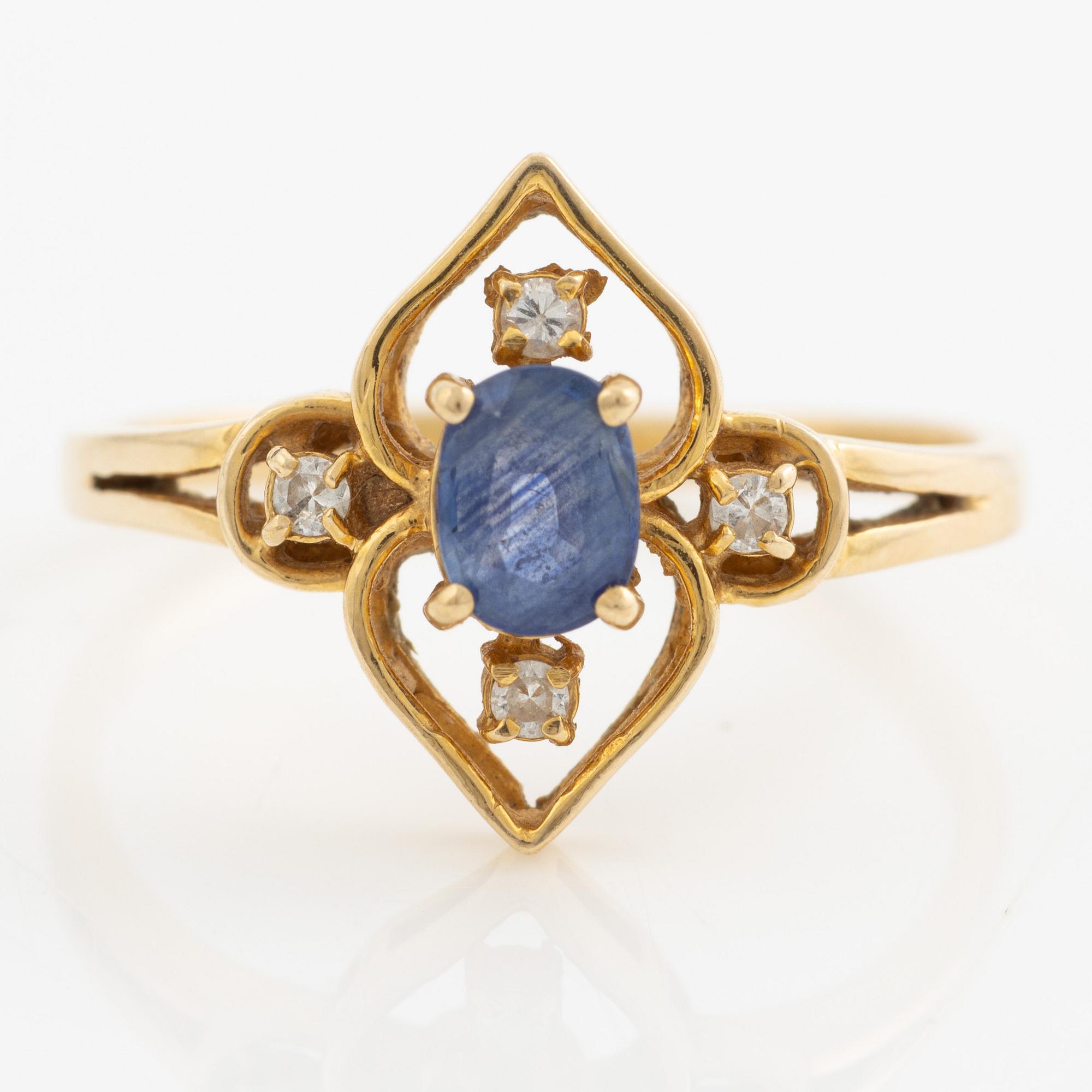 Ring, 14K gold with sapphire and brilliant-cut diamonds.