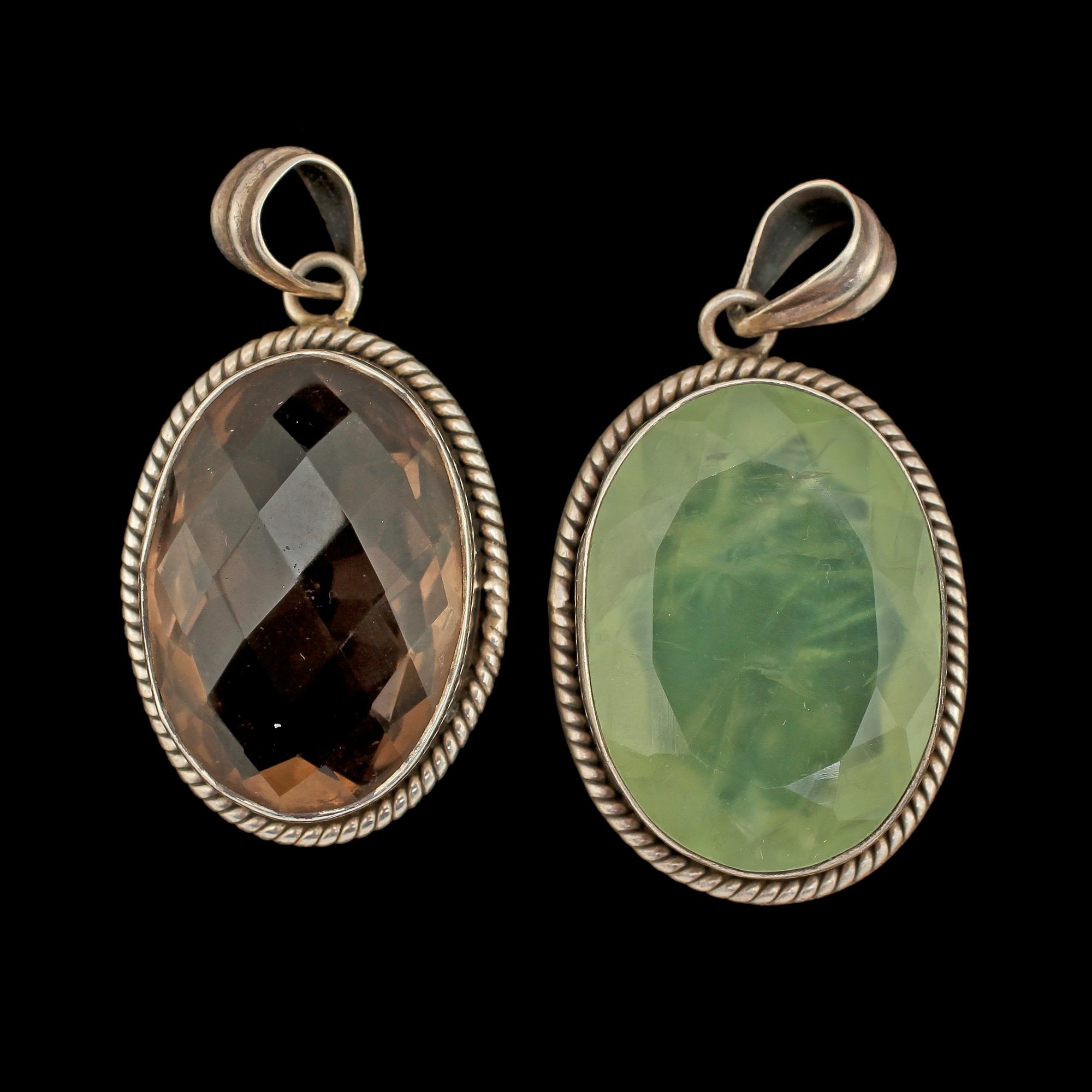 HÄNGEN, 2 st, silver med fasettslipad prehnit och rökkvarts, 1900/2000-tal. Vikt 45 g.