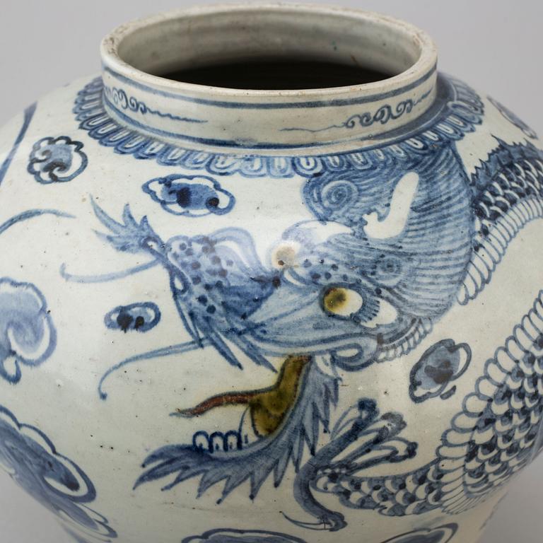 A blue and white ceramic pot, Korea, 20th century.