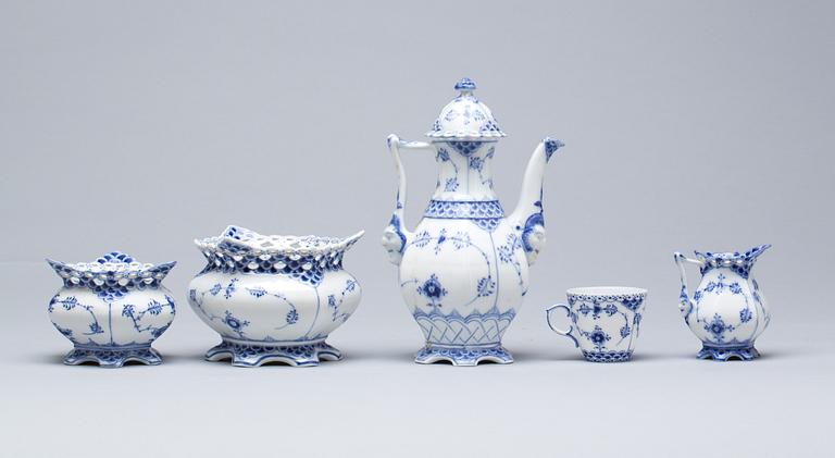 SERVIS, ca 65 delar. Musselmalet. Royal Copenhagen, Danmark.