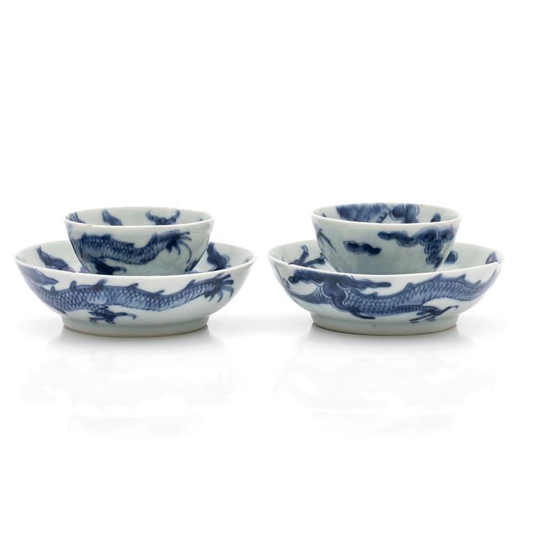A pair of Chinese blue and white porcelain saucers with stands, Qing dynasty, 19th century.