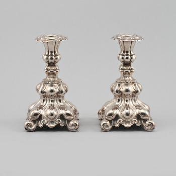 LJUSSTAKAR, ett par, silver, importstämplade, omkring 1900-talets mitt.