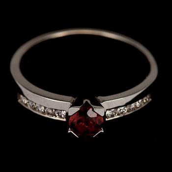 RING, vitguld 14K med granat 0,40 ct. och 10 st briljantslipade diamanter tot. 0,16 ct. Vikt 5 g.
