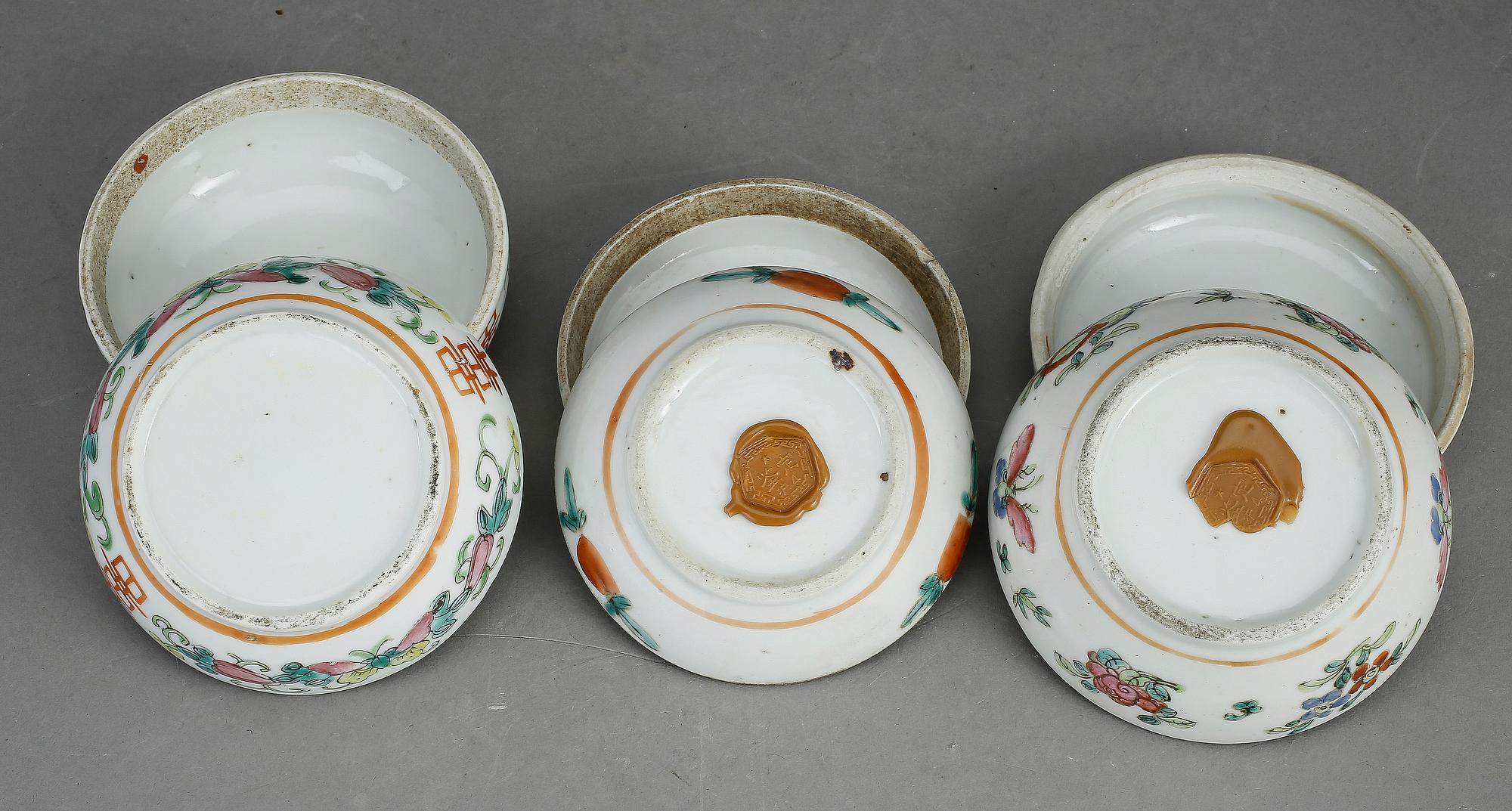 ASKAR MED LOCK, 3 st, porslin, Kina, 1800-tal.