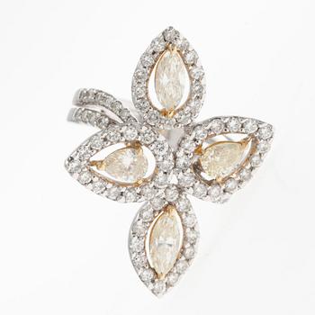 RING, 18K vitguld, ljusgula diamanter samt små färglösa diamanter tot. 2,87 ct. Vikt 2,87 g.