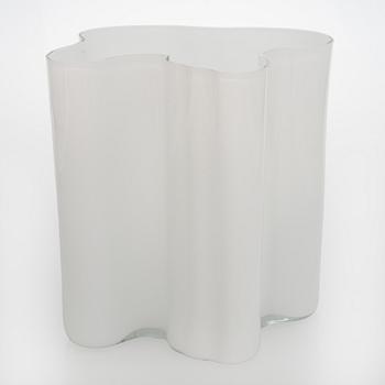 Alvar Aalto, a 3031 glass vase, signed Alvar Aalto - 3031.