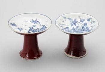SKÅLAR PÅ FOT, ett par, porslin, Kina, 1900-talets slut.