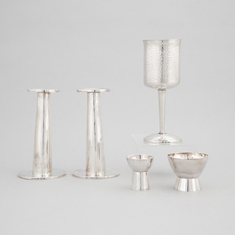 A pair of Swedish silver candlesticks and three cups, Gothenburg, 1975 - 1978.