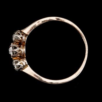 RING, 18K vitguld och gammalslipade diamanter tot ca 0.50 ct, svenska stämplar 1940.