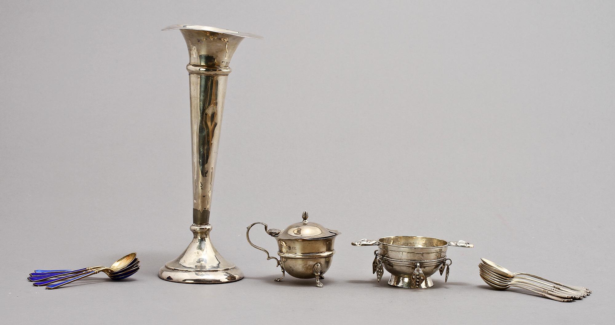 PARTI SILVER, 16 delar, 1900-tal. Vikt 495 g (lnkl. vas med fylld fot).