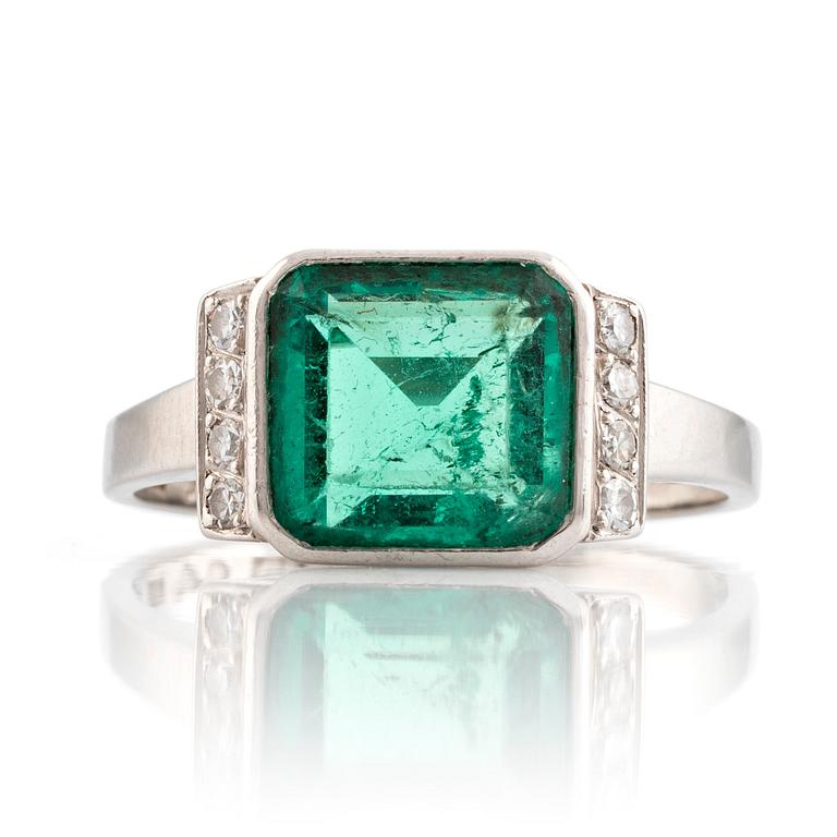 Ring, platina med smaragd och åttkantslipade diamanter.