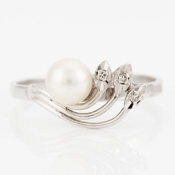 Ring in 18K white gold with a pearl and small eight-cut diamonds.