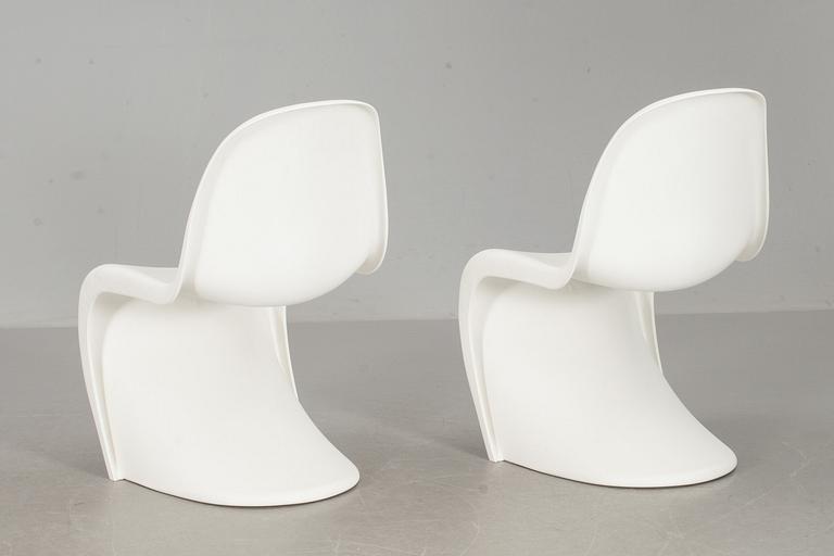 STOLAR, ett par, "Panton chair", Verner Panton för Vitra, formgivna 1960.