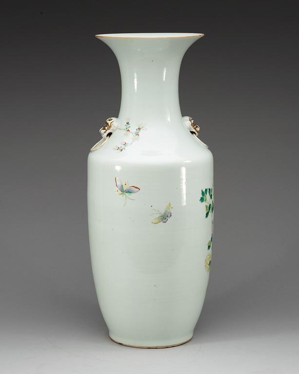 A famille rose vase, Qing dynasty, 19th Century.