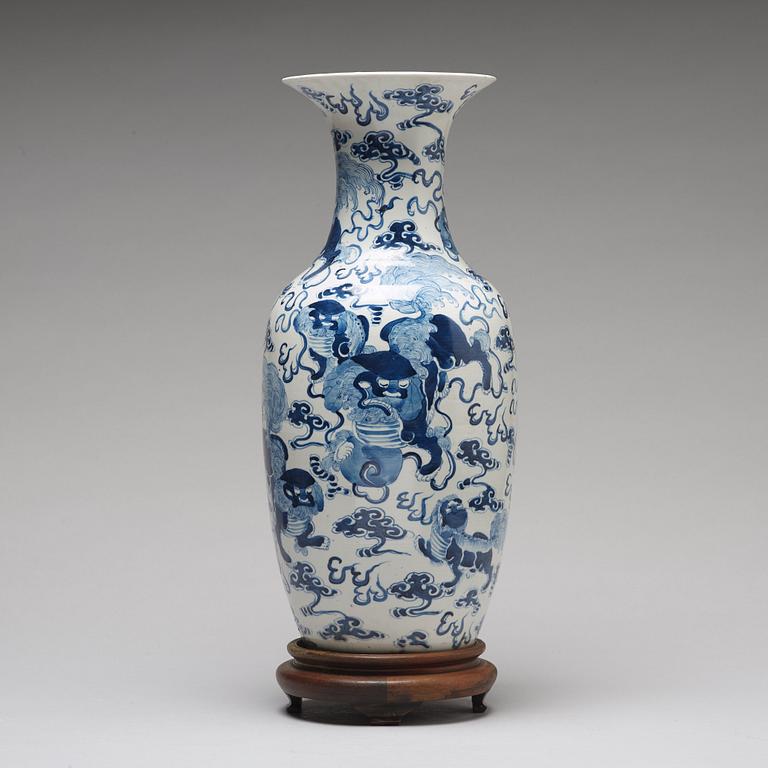 A blue and white vase, Qing dynasty, 19th Century.