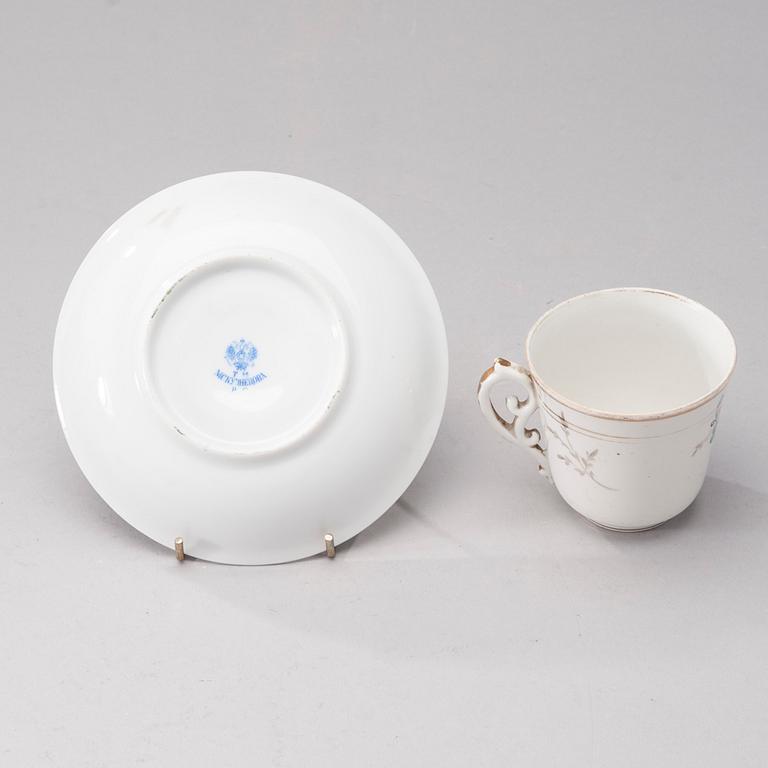 KAFFEKOPP MED FAT, porslin, Kuznetsov, 1875-1900.