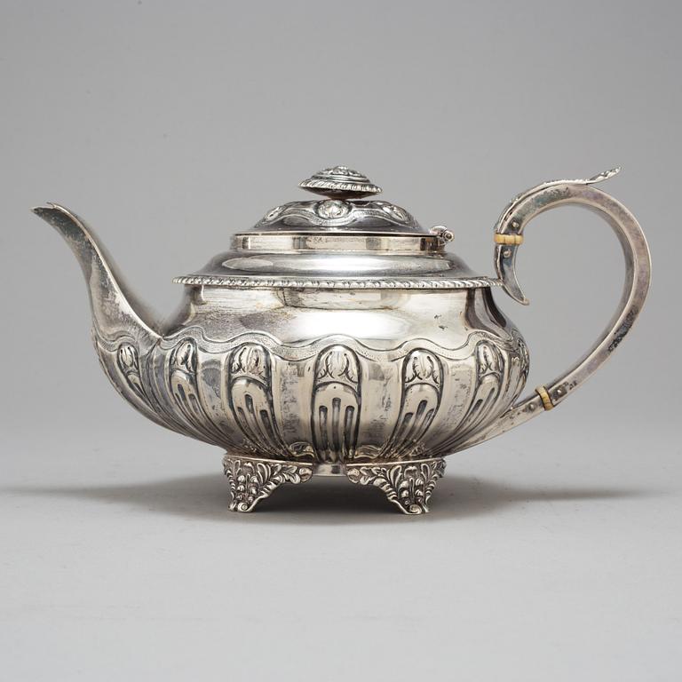 JOHN, HENRY & CHARLES LIAS, a Georgian silver teapot from London, England, 1825.