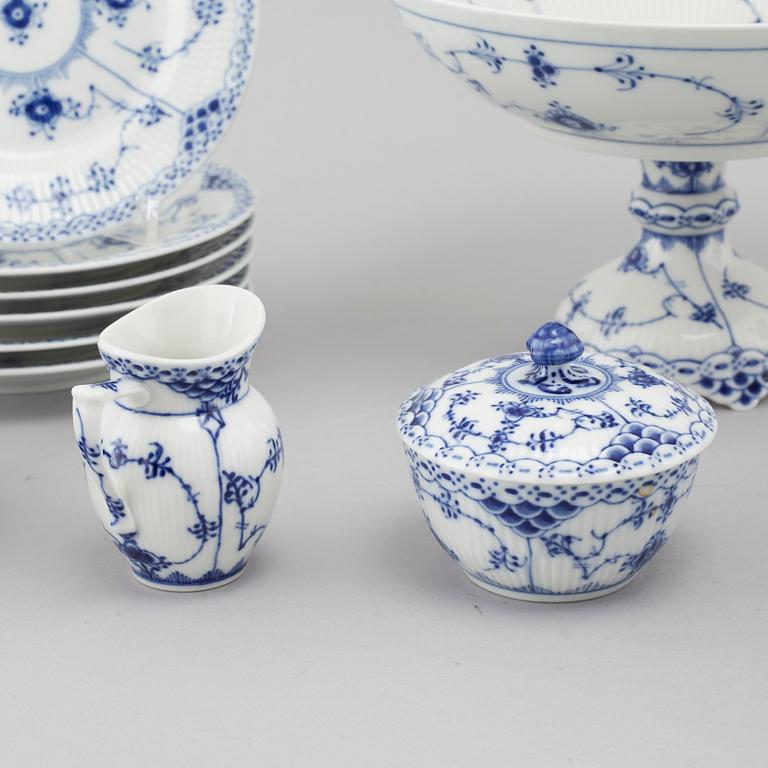 15 pieces of porcelain tableware from Royal Copenhagen, model "Musselmalet", second half of the 20th century.