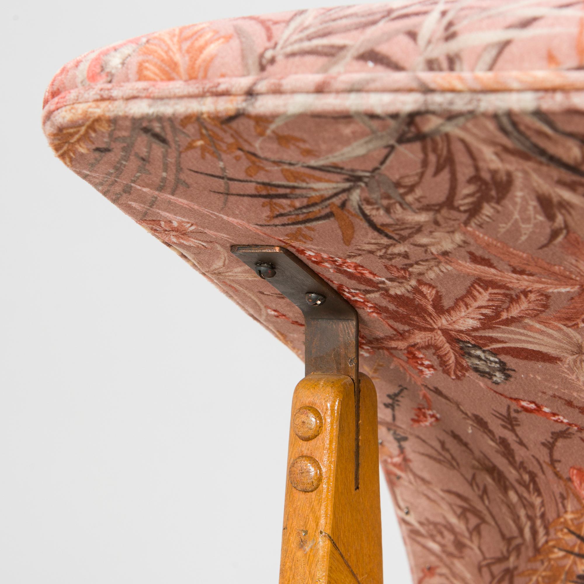 Ilmari Tapiovaara, an early 1960s 'Dolphin chair' for Skanno.