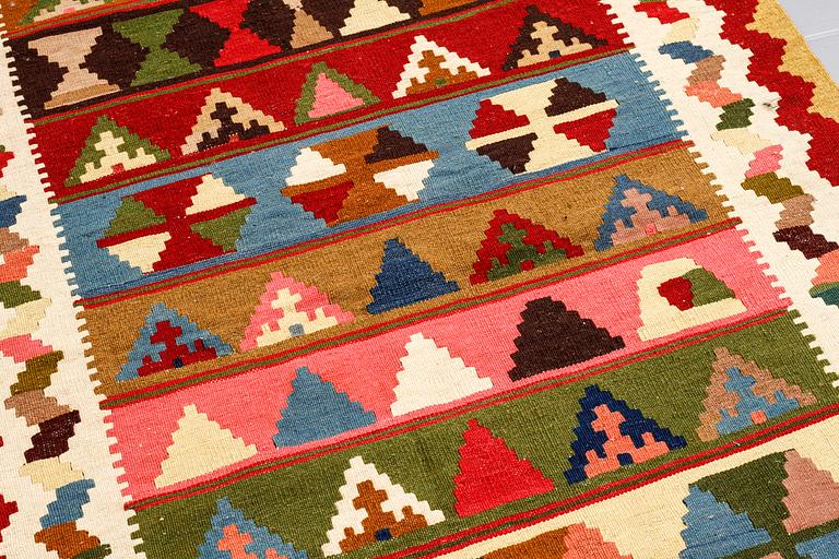 A VERAMIN KILIM RUG, 152 x 100 cm.