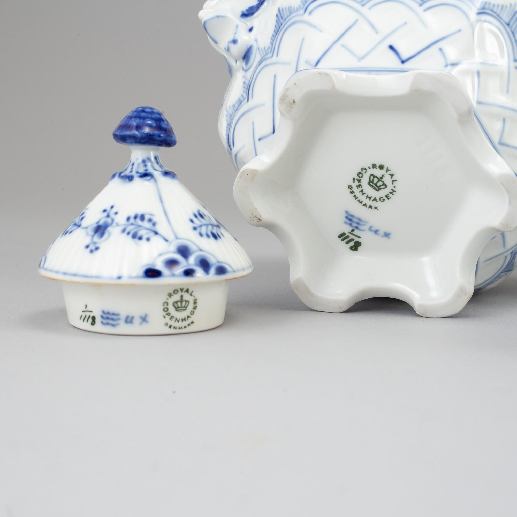 ROYAL COPENHAGEN, tekanna, gräddkanna och sockerskål, porslin, "Musselmalet Helblonde", Danmark.