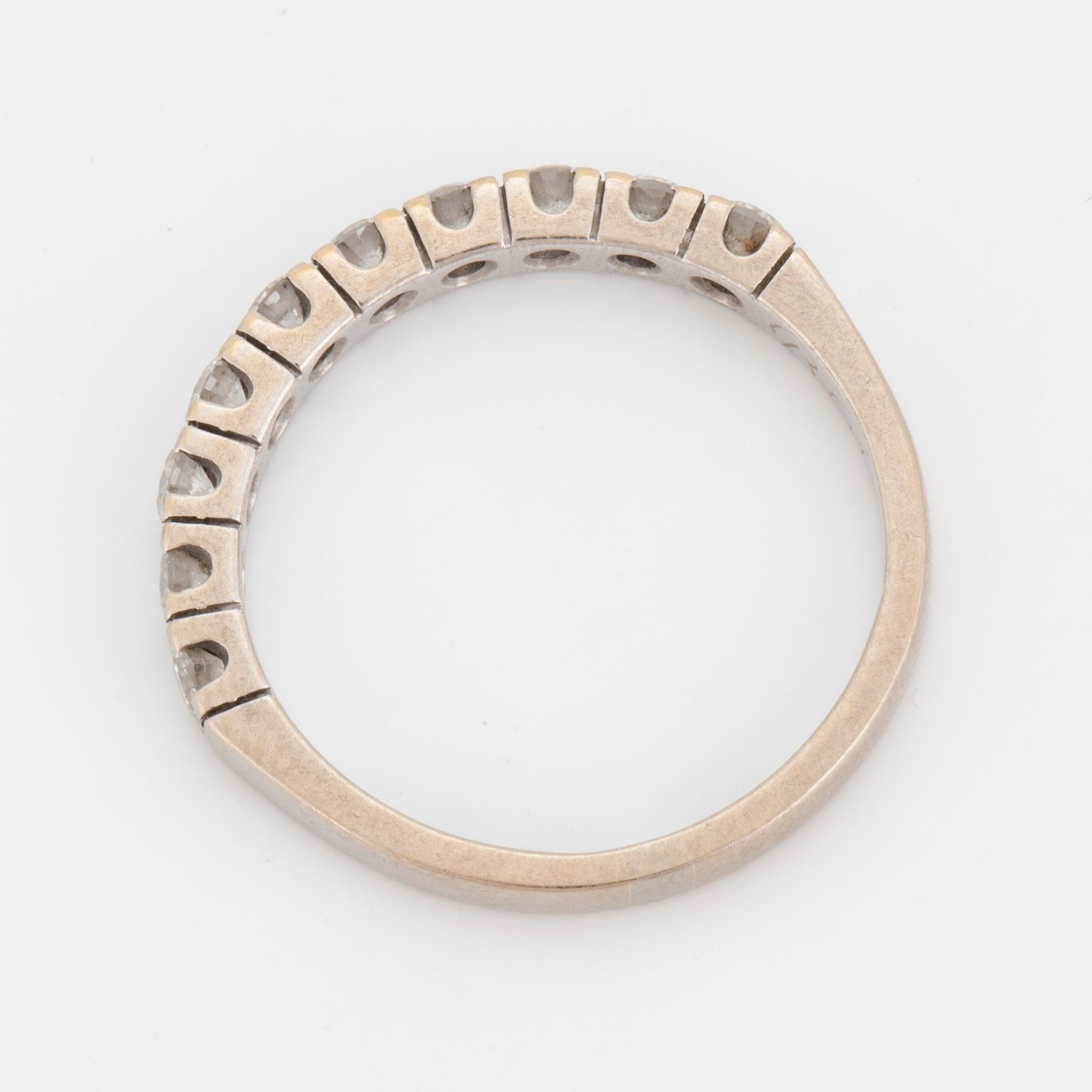 HALVALLIANSRING med briljantslipade diamanter.