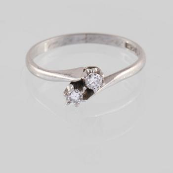 RING, platina med 2 briljantslipade diamanter, CG Hallberg, Stockholm, 1950. Vikt 2,6 gram.