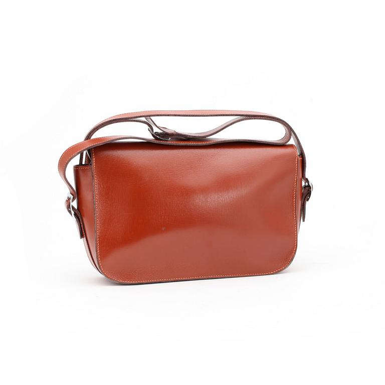 HERMÉS, a brown leather shoulder bag.