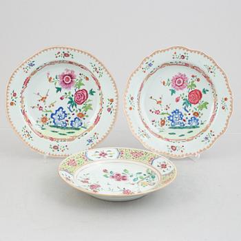 A set of three Chinese export porcelain plates, Qing dynasty, Qianlong (1736-95).