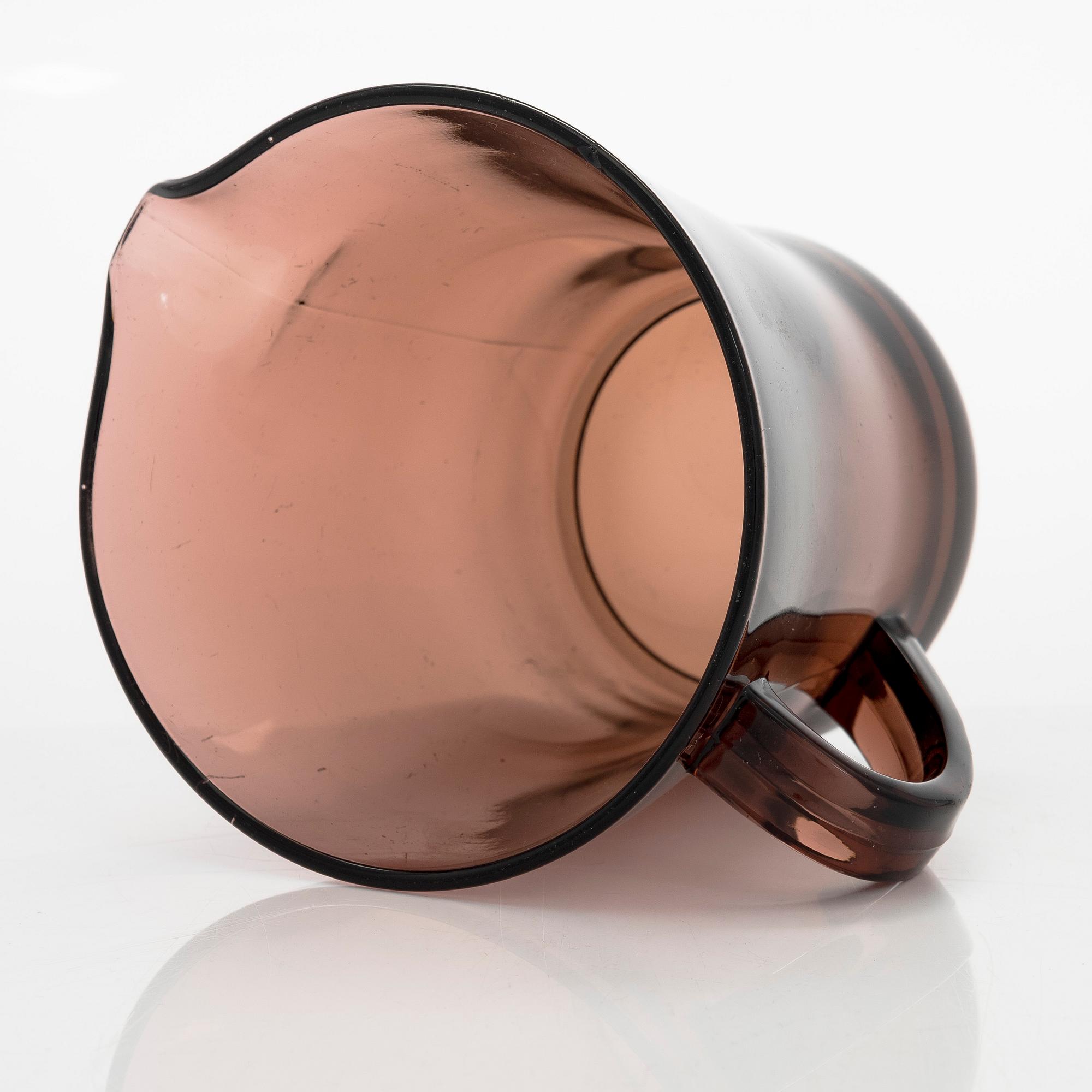 16 drinking glasses and a jug. Riihimäen Lasi, Finland, mid-20th century.