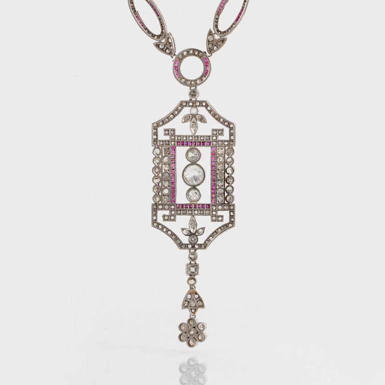 Collier platina med gammal- och åttkantslipade diamanter samt rubiner, Art Deco.