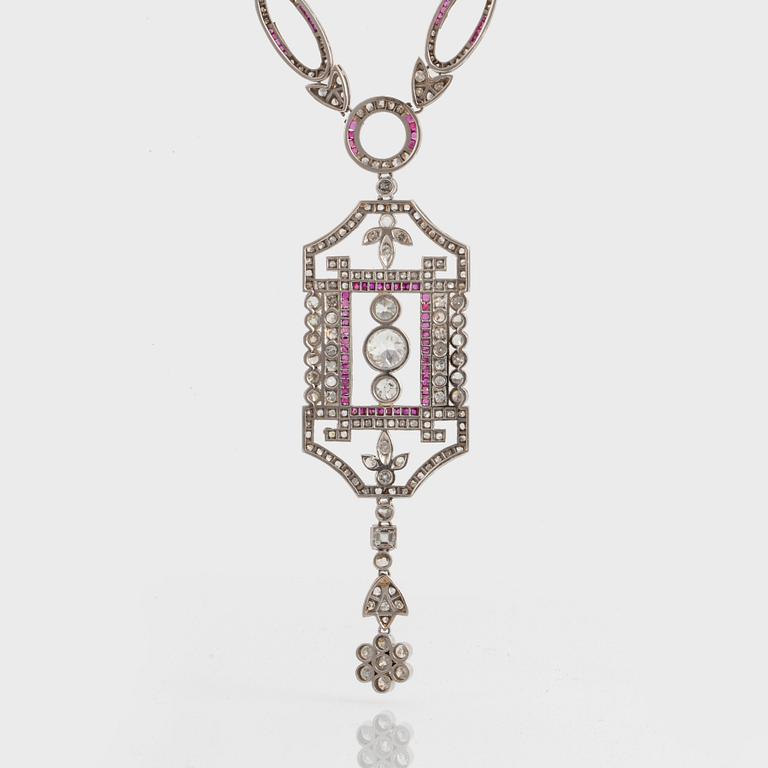 A platinum necklace set with old- and eight-cut diamonds with a total weight of ca 9.50 cts and carré-cut rubies.