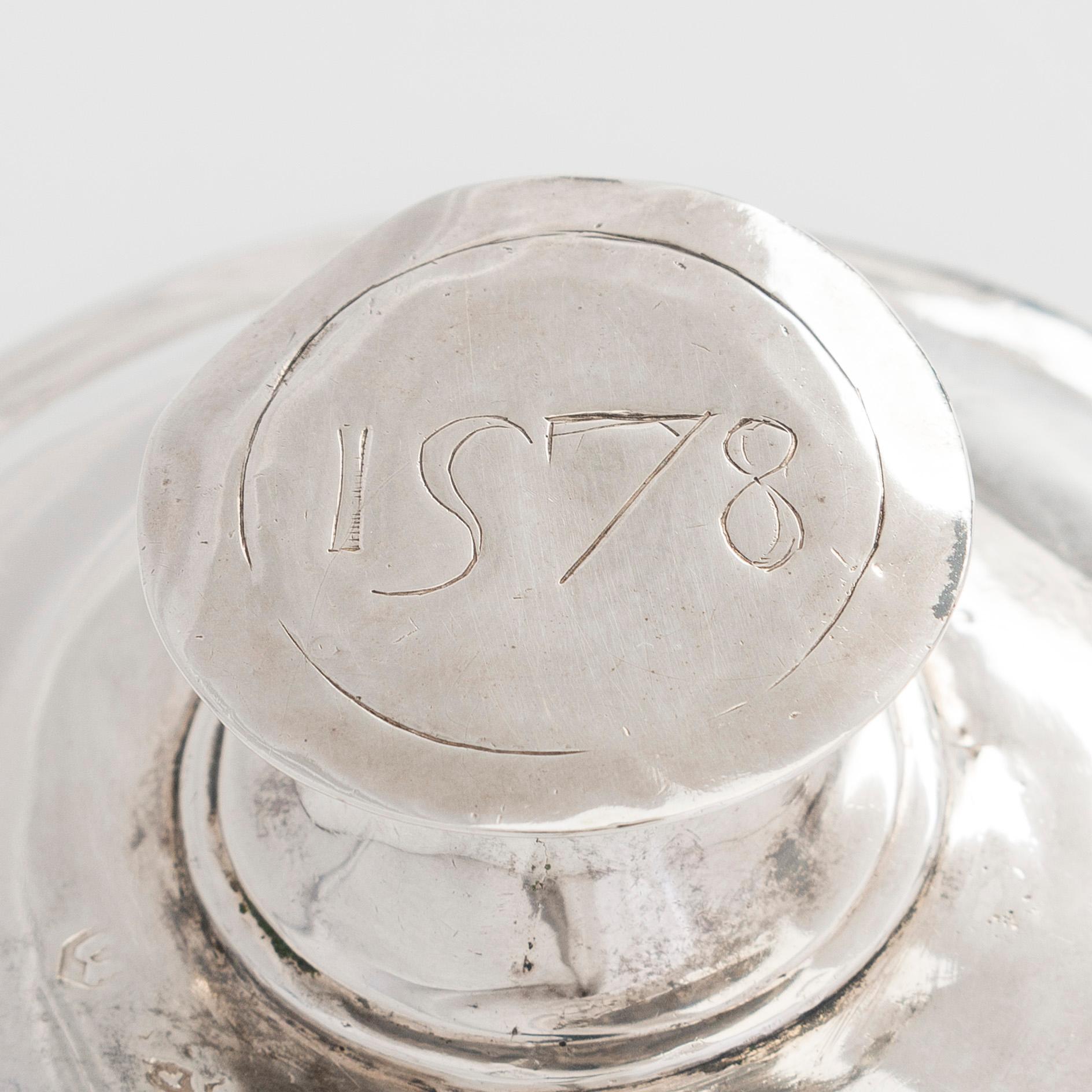 Ehtoollismalja ja pateeni, sterlinghopeaa, Lontoo, 1577/1578.