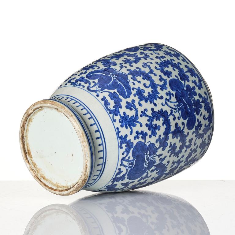 Vas, porslin, Qingdynastin, omkring år 1800.
