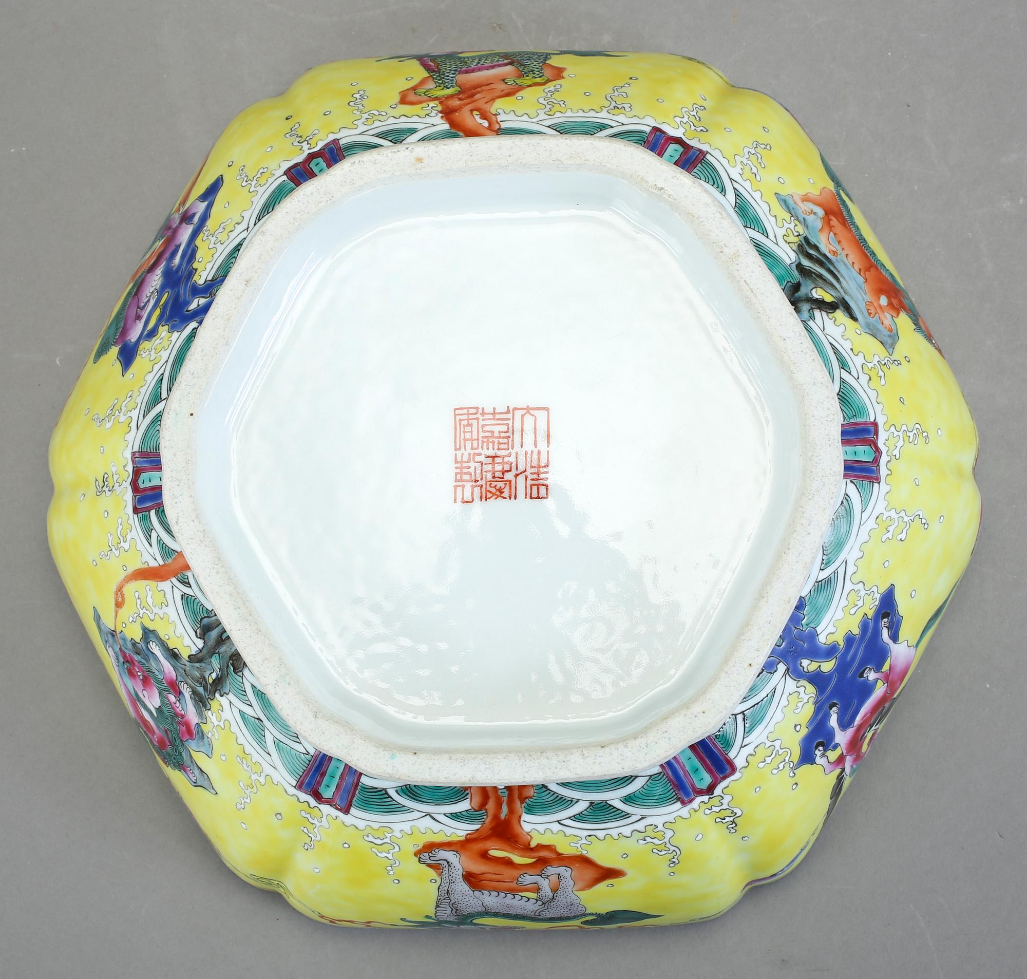 SKÅL, porslin, Kina, 1800-tal med Jiaqings sigill.