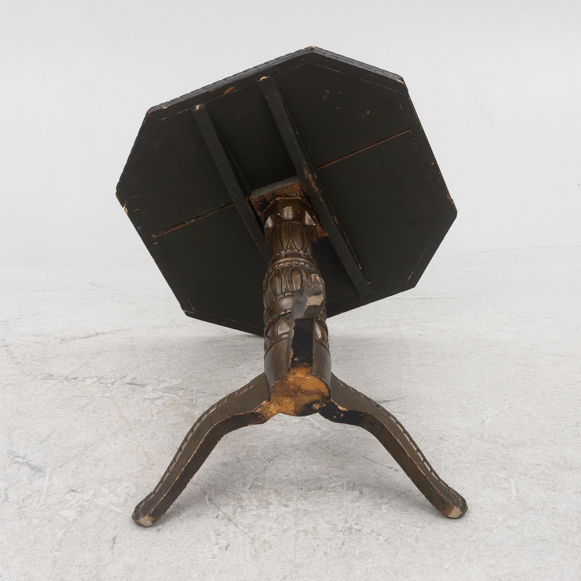 Table on a pillar base, 19th century.