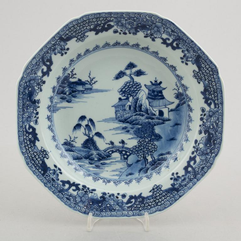 Three blue and white plates and a serving dish, China, Qianlong (1736-95).